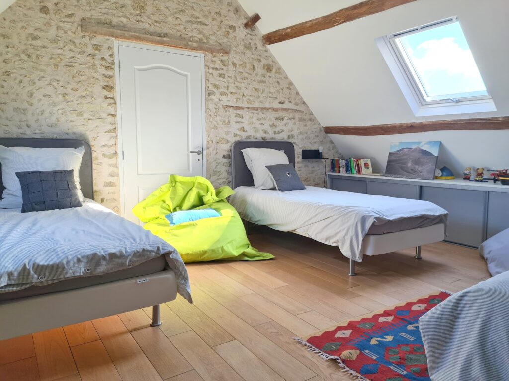 La chambre dortoir avec ses 2 lits 90