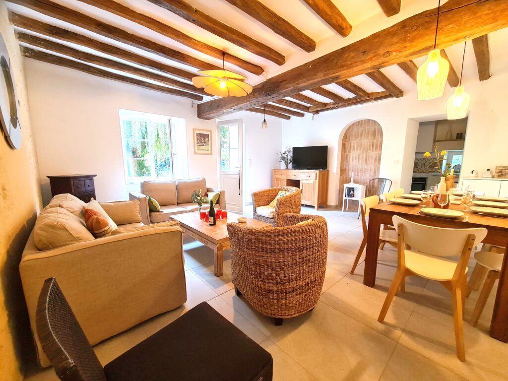 Séjour de la longère tourné vers le jardin