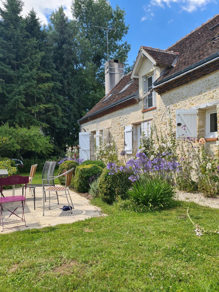 Façade de la longère avec ses agapanthes