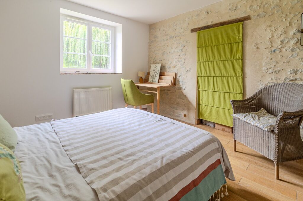 Chambre verte avec son espace bureau