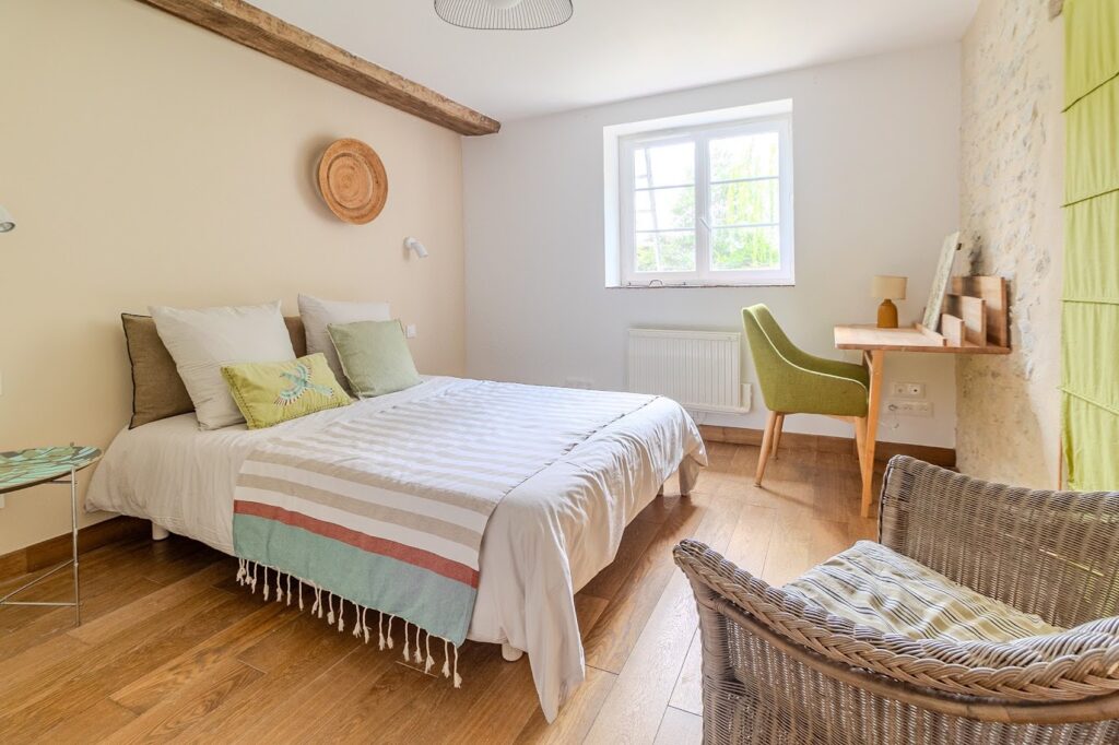 La chambre verte de la longère située au ré de chaussée dans des tonalités de  chaux et de vert pour répondre en écho à la nature